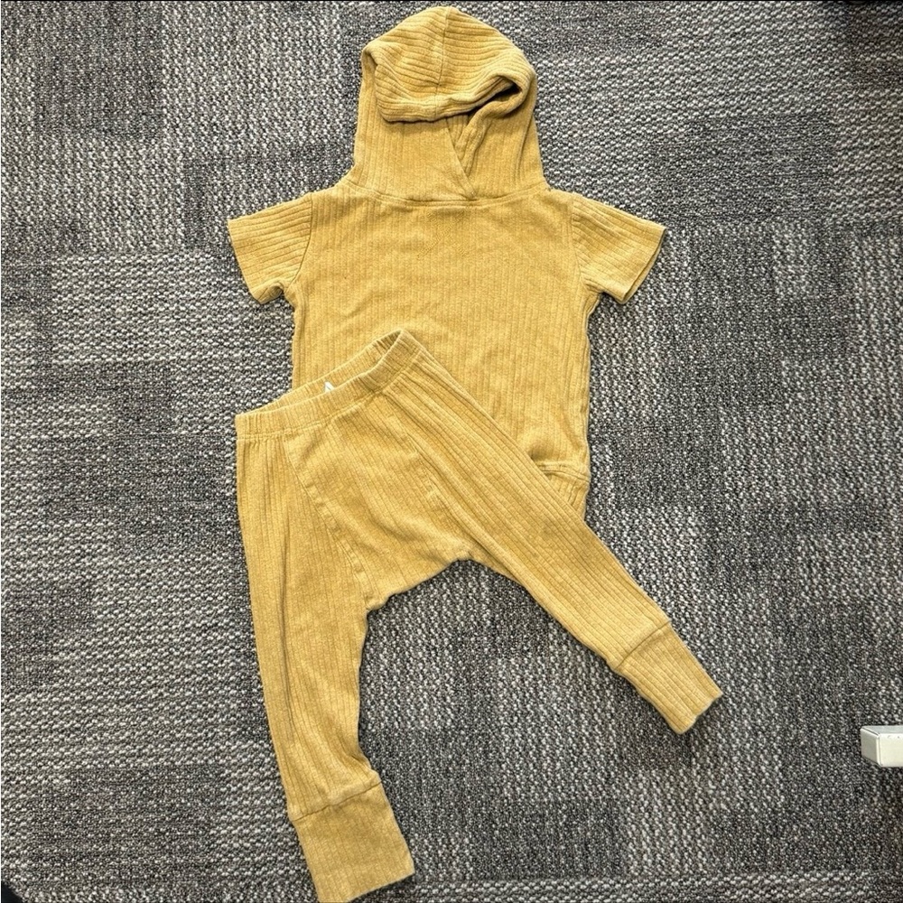 Kate Quinn | Yellow Ribbed Short Sleeve Hooded Shirt & Pant Set | Size 2T